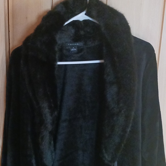 Brand new Tahari rob - Picture 3 of 4
